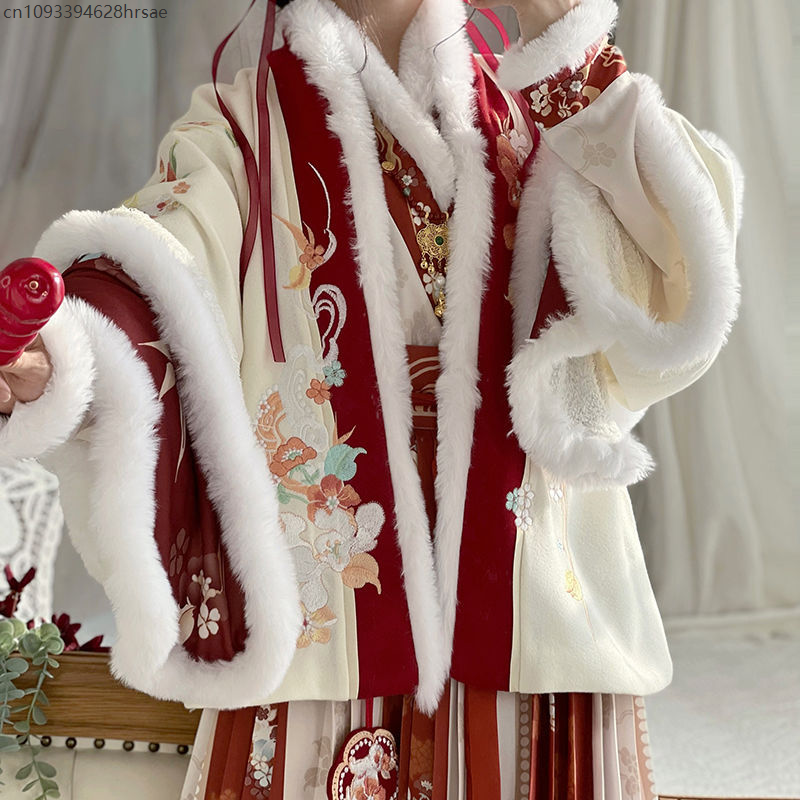 Hanfu Women's Winter New Year  - Winter Clothing In Spanish recensione e prezzo
